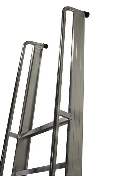 Magazijntrap Little Jumbo met robuuste leuning.