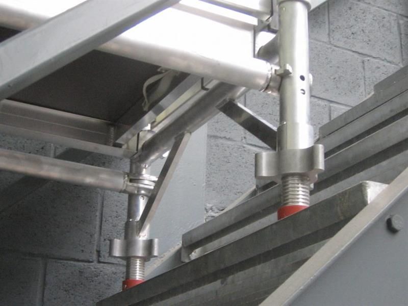 Trapgat steiger -Asc trapsteiger gemonteerd op een trap.