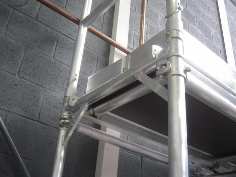 Trapgat steiger- 75 x 190 cm gemonteerd op een trap.