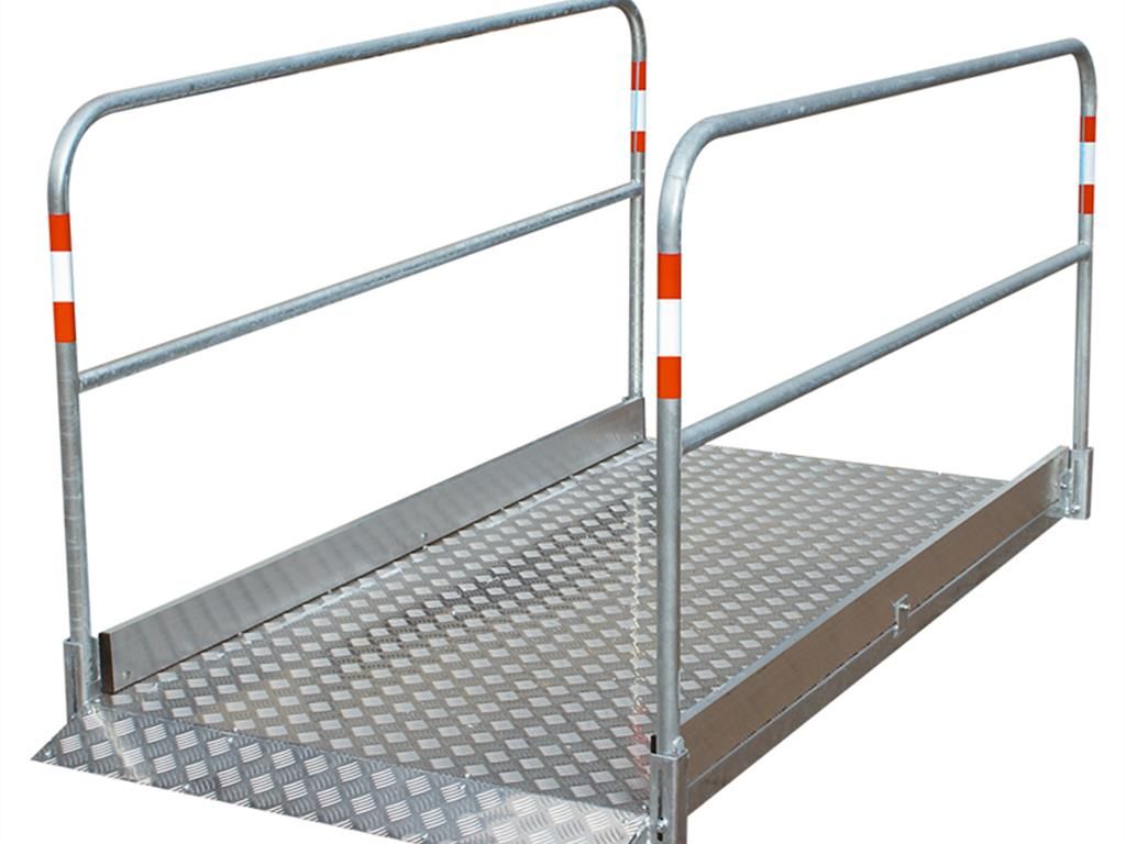 Loopbrug van aluminium en verzinkt staal met oprijplaten.