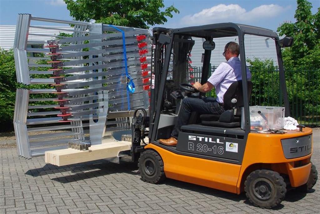 RSS Dakrandbeveiliging Hellend dak - schuin dak met Transportframe - op weg met heftruck geladen