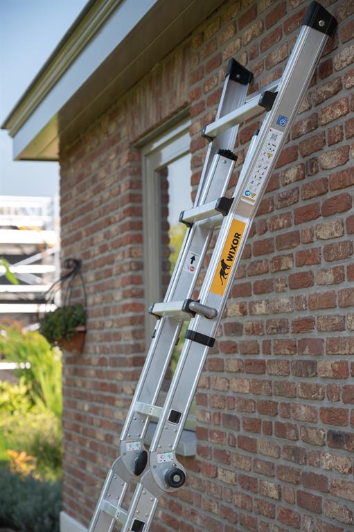 vouwladder in uitgeschoven rechte stand.