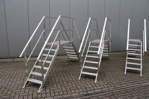 Aluminiumtrappen dubbel oploopbaar met vaste leuningwerk