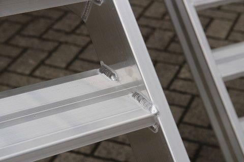 Aluminiumtrappen dubbel oploopbaar met vaste leuningwerk met antislip treden