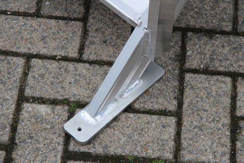 Aluminiumtrappen dubbel oploopbaar met vaste leuningwerk- voetverbinding 