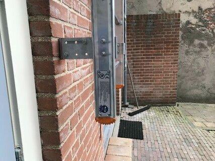 Kooiladder met balkon uitstap-muurverankering