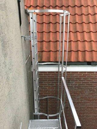 Kooiladder met balkon uitstap-Steiger & Ladderspecialist