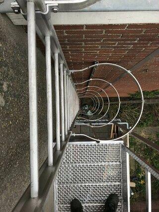 Kooiladder met balkon uitstap-veilig werken op hoogte.