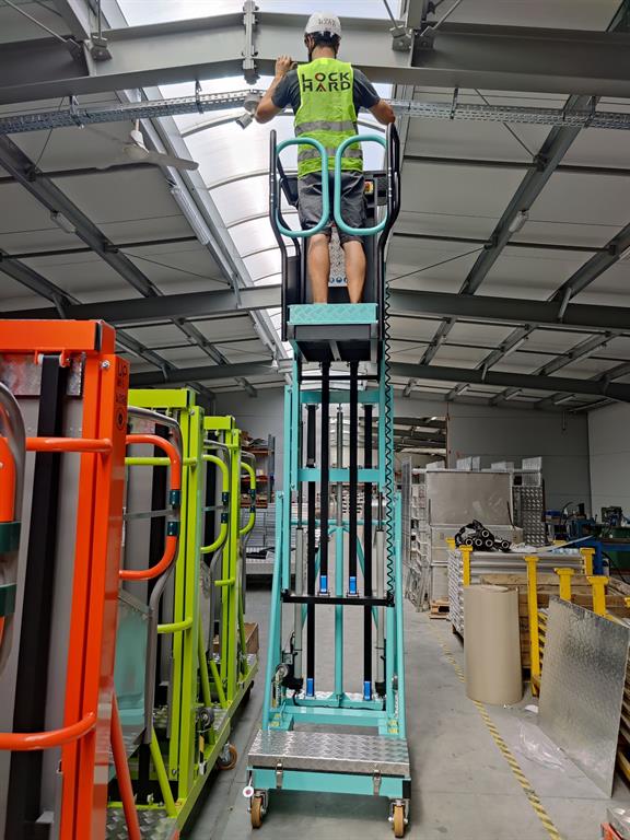 Verhuur Eenpersoons hoogwerker werkhoogte 5 meter ( aluminium uitvoering ) voor binnen en buitenwerkzaamheden