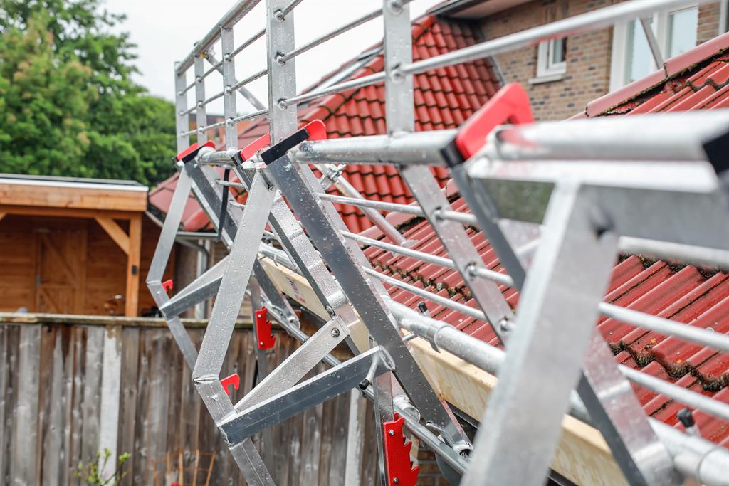 RSS dakrandbeveiliging hellend - schuin dak - in weer, wind en regen gemonteerd